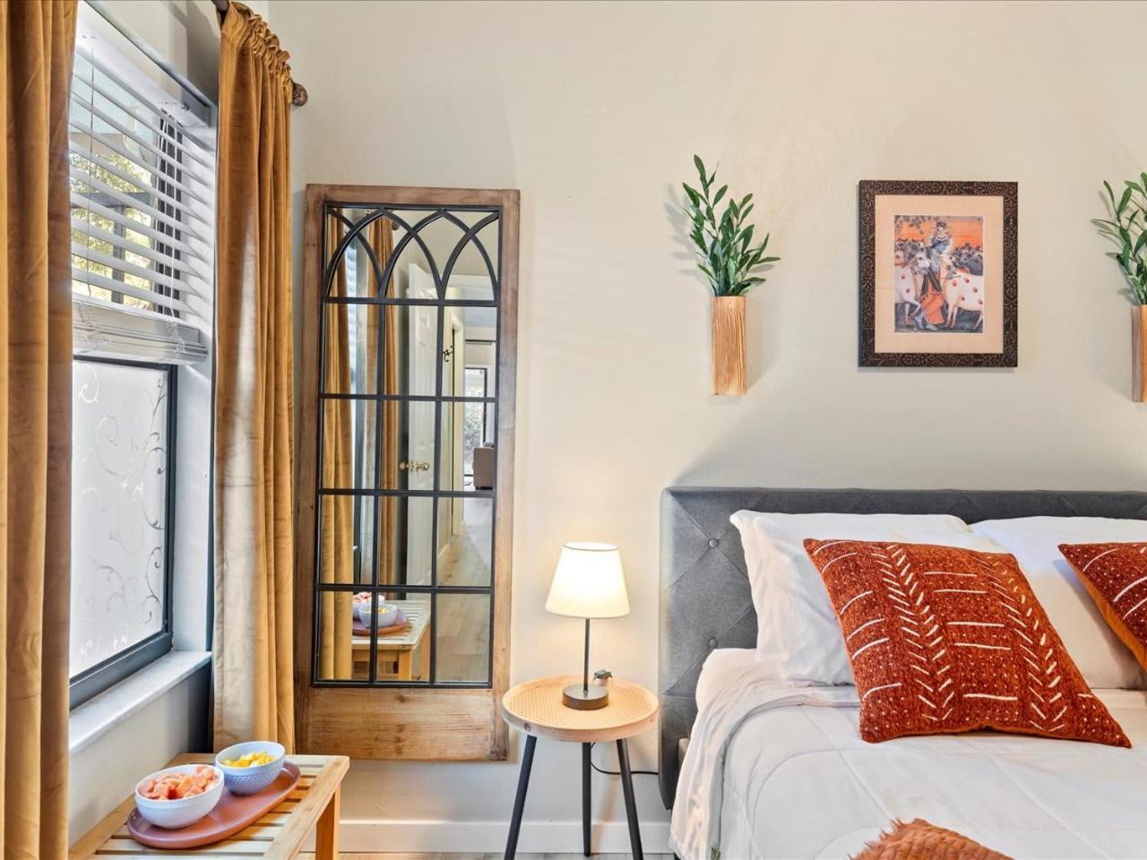 Artist'S Tower Townhome Just Renovated W Loft Gainesville Exterior photo