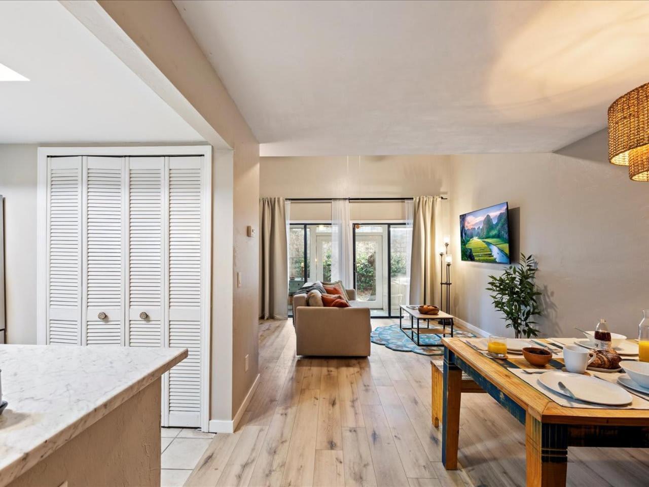 Artist'S Tower Townhome Just Renovated W Loft Gainesville Exterior photo