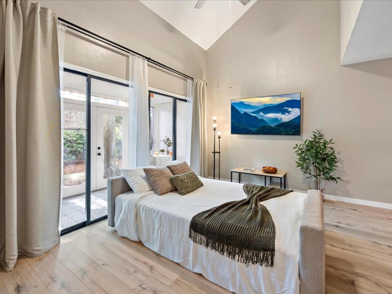 Artist'S Tower Townhome Just Renovated W Loft Gainesville Exterior photo